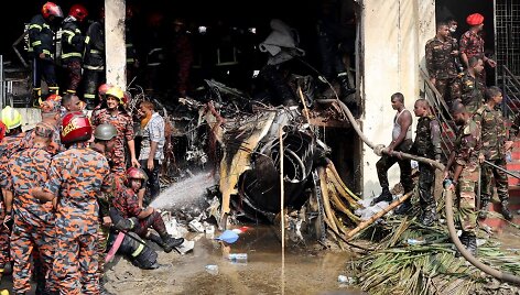 Banglade&scaron;e į mokyklą rėžėsi karinis lėktuvas