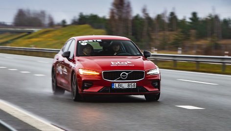 Volvo  S60 – konkurso „Metų automobilis“ dalyvis