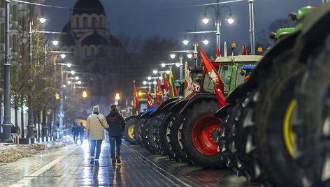 Ūkininkų protesto išvakarėse Gedimino prospekte išrikiuota žemės ūkio technika