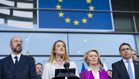 Charlesas Michelis, Roberta Metsola, Ursula von der Leyen ir Haimas Regevas