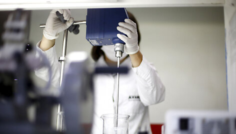 Laboratorijos darbuotojas mai&scaron;o grafeno mi&scaron;inį