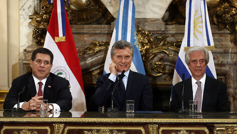 Argentinos prezidentas M.Macri (viduryje), Urugvajaus prezidentas T.Vazguezas (de&scaron;inėje) ir Paragvajaus prezidentas H.Cartesas paskelbė, jog trys &scaron;alys bandys kartu surengti 2030 metų pasaulio čempionatą.