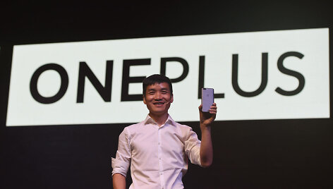 &bdquo;OnePlus&ldquo; vadovas Pete'as Lau pristatinėja &bdquo;OnePlus 5&ldquo; telefonus