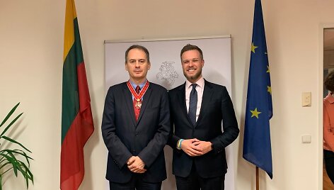 Užsienio reikalų ministras Gabrielius Landsbergis vizito Vienoje metu Lietuvos diplomatijos žvaigžde apdovanojo &bdquo;Bellingcat&ldquo; vykdomajį direktorių Christo Grozevą