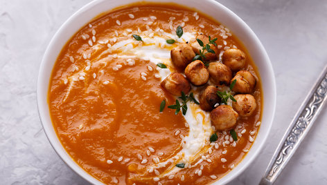 Verdame morkų sriubą: kompanionai – nuo imbiero iki cukinijų. 10 receptų