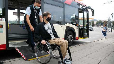 Vilniuje išbandyta nauja programėlė, padėsianti patogiau keliauti viešuoju transportu judumo negalią turintiems žmonėms