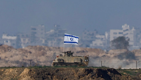 Izraelio pajėgos važiuoja palei sieną su Gazos ruožu