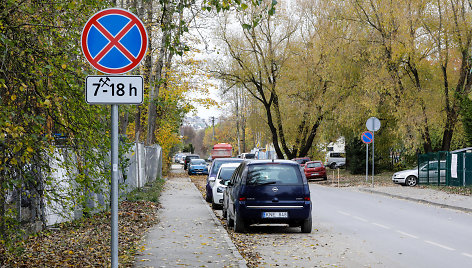 Automobiliai, stovintys pažeidžiant kelių eismo taisykles