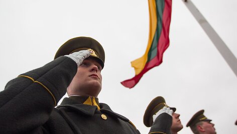 Gedimino pilies bok&scaron;te i&scaron;kelta Lietuvos vėliava
