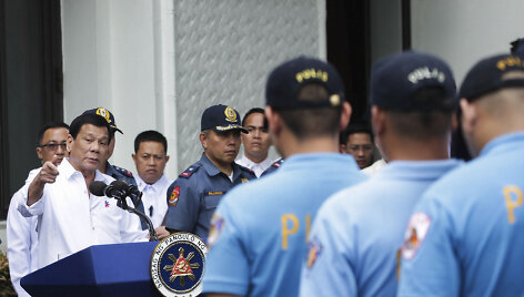 R.Duterte i&scaron;plūdo nusikaltimais įtariamus policininkus.