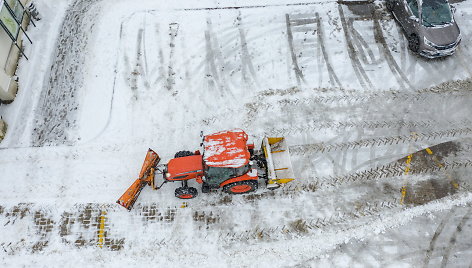 Su lijundros pasekmėmis Vilnius kovoja šimtais tonų druskos-smėlio mišinio