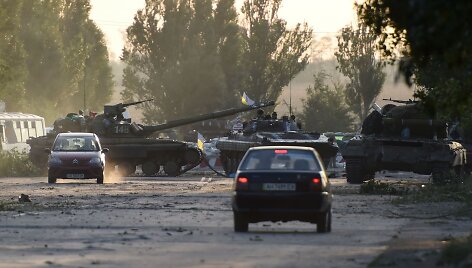 Ukrainos armijos tankai užblokavę į Rusiją vedantį kelią