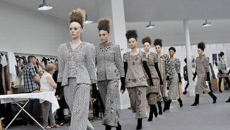 &bdquo;Chanel&ldquo; 2017 m. pavasario-vasaros auk&scaron;tosios mados kolekcijos modelis