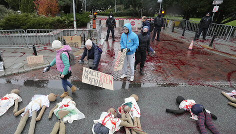 Lenkijos moterys protestuoja prie&scaron; bandymus dar sugriežtinti abortų suvaržymus