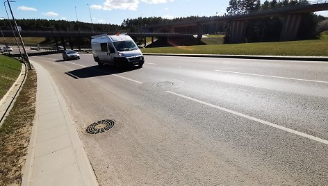 Kanalizacijos šulinių dangčiai Vilniaus Vakariniame aplinkkelyje