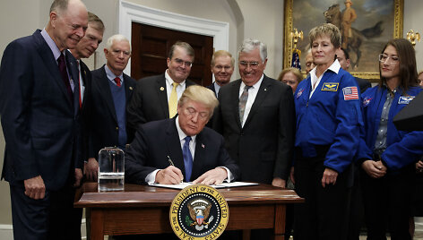D.Trumpas su NASA atstovais Baltuosiuose rūmuose