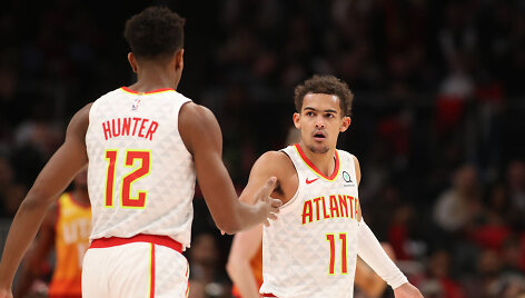 Trae Youngas ir DeAndre Hunteris