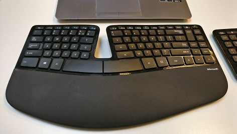 „Microsoft“ klaviatūra iš „Sculpt Ergonomic Desktop“ rinkinio