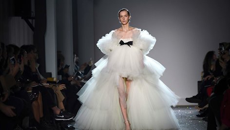 „Giambattista Valli“ 2019 m. pavasario ir vasaros kolekcijos modelis