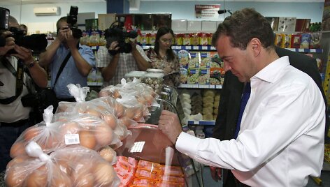 Dmitrijus Medvedevas maisto prekių parduotuvėje