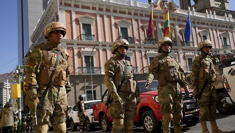 Bolivijos kariai prie prezidento rūmų La Pase