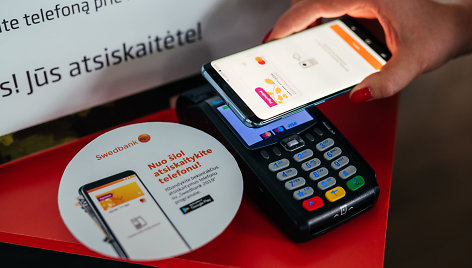 „Swedbank“ pasiūlė bekontakčius atsiskaitymus telefonu