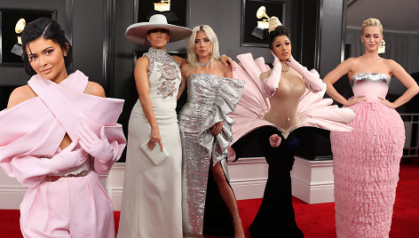 Kylie Jenner, Jennifer Lopez su Lady Gaga, Cardi B ir Katy Perry