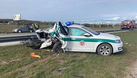 Greitkelyje į stovintį policijos automobilį rėžėsi pravažiuojanti ma&scaron;ina