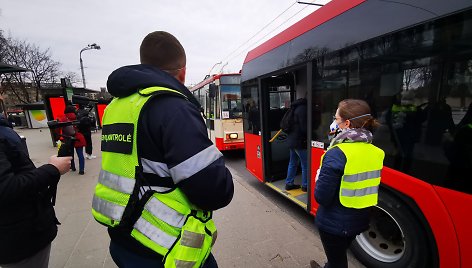 20-tyje pagrindinių Vilniaus stotelių keleivių rankas dezinfekuoja mišrios pajėgos