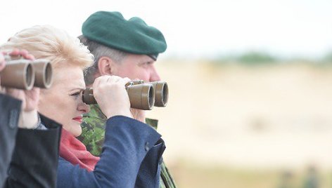 Dalia Grybauskaitė stebėjo tankų „Abrams“, šarvuočių „Stryker“ ir karinės aviacijos pratybas