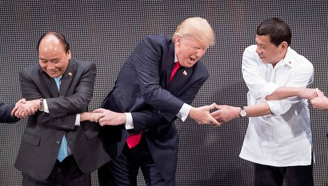 Maniloje pasaulio lyderių pozavimą bendrai nuotraukai sutrikdė Trumpo riktas