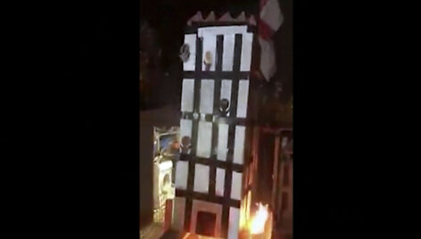 Degantis &bdquo;Grenfell Tower&ldquo; vaizduojantis maketas