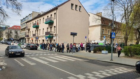 Eilė prie &bdquo;Maisto banko&ldquo;