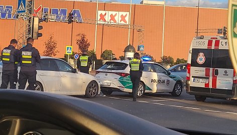 Kaune BMW įvažiavo į stovintį policijos automobilį