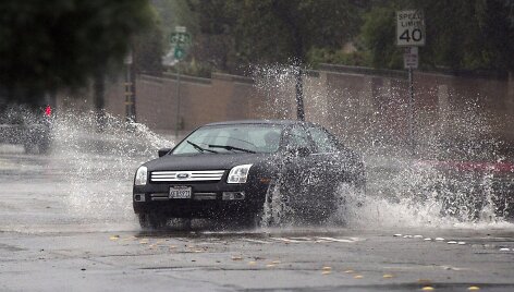 Kalifornijoje automobilis važiuoja apsemta gatve