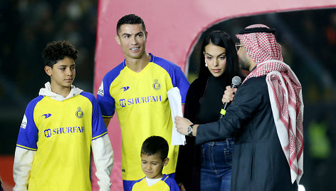 Cristiano Ronaldo su sūnumis ir Georgina Rodriguez per pristatymą „Al-Nassr“ klube