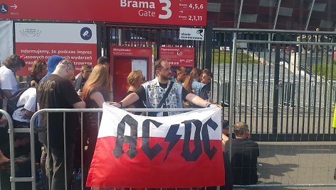 Tūkstančiai gerbėjų plūsta į AC/DC koncertą Varšuvoje