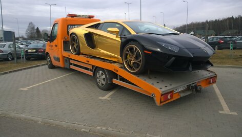 Auksaspalvis &bdquo;Lamborghini Aventador&ldquo; Vilniuje