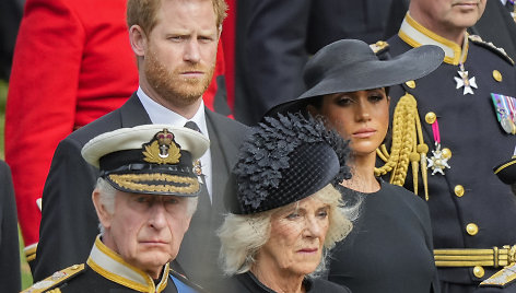 Karalius Charlesas III, karalienė konsortė Camilla, princas Harry ir Meghan Markle