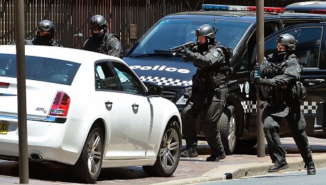 Australijos policininkai i&scaron;tempė vyrą i&scaron; jo automobilio.