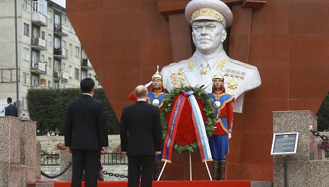 Uchnaagijnas Churelsuchas ir Vladimiras Putinas prie maršalo Georgijaus Žukovo paminklo Mongolijoje