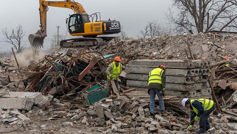 Prancūzijos įmonės „Neo-Eco“ darbininkai Ukrainoje / OLEKSANDR GIMANOV / AFP