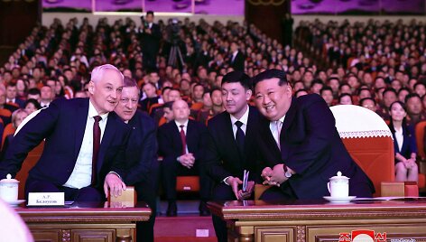 Kim Jong Unas su Rusijos gynybos ministru Andrejumi Belousovu