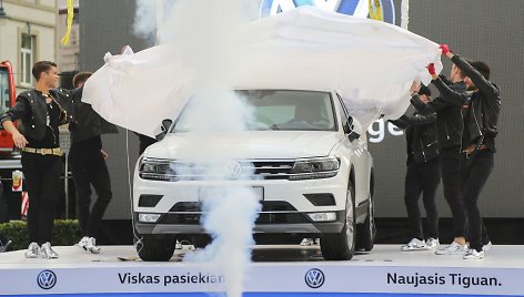 Vilniuje iš padebesių nusileido „Volkswagen Tiguan“