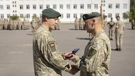 P vadas brg. gen. Artūras Radvilas apdovanoja plk. Mindaugą Petkevičių