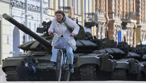 T-72 tankas ir dviratininkė.