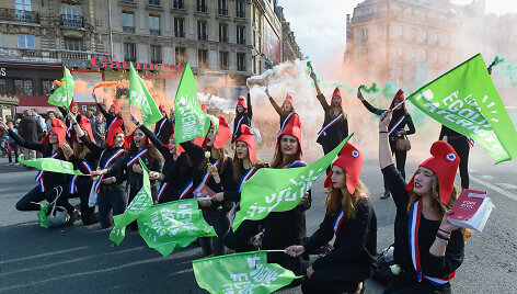 Paryžiuje protestuota prie&scaron; pagalbinio apvaisinimo galimybę vieni&scaron;oms moterims, lesbietėms