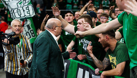 Dėl verslo Rusijoje Kauno meras Visvaldas Matijošaitis užsitraukė Kauno „Žalgirio“ sirgalių grupės „Green White Boys“ nemalonę.