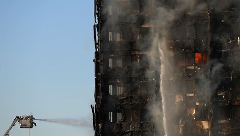Gaisras payčiais apėmė 27 auk&scaron;tų daugiabutį vakarų Londone