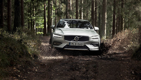 Naujasis „Volvo V60 Cross Country“